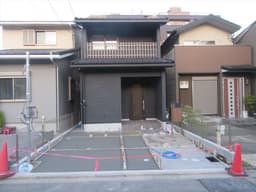 西大路通の一筋西　衣笠北天神森町の新築木造2階建住宅　前面道路幅員6ｍの画像