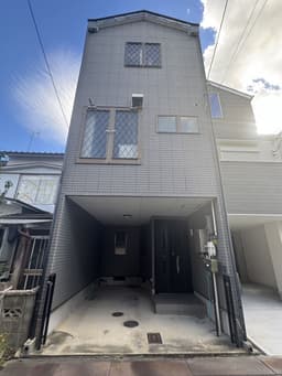 青伸ホーム預かり物件　高野泉町の中古木造3階建て住宅　延床132㎡超の大型5LDK！ビルトインガレージ付き　美宅の画像